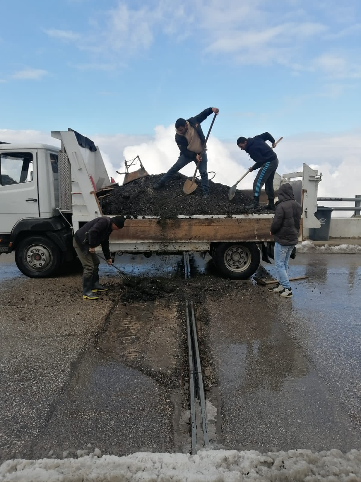 الأشغال تباشر بإجراء أعمال صيانة شاملة بعد المنخفض الجوي الماضي