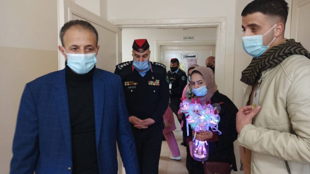 شرطة المفرق تزور الأطفال المرضى في المستشفى وتقدم لهم الهدايا بمناسبة عيد ميلاد الملك