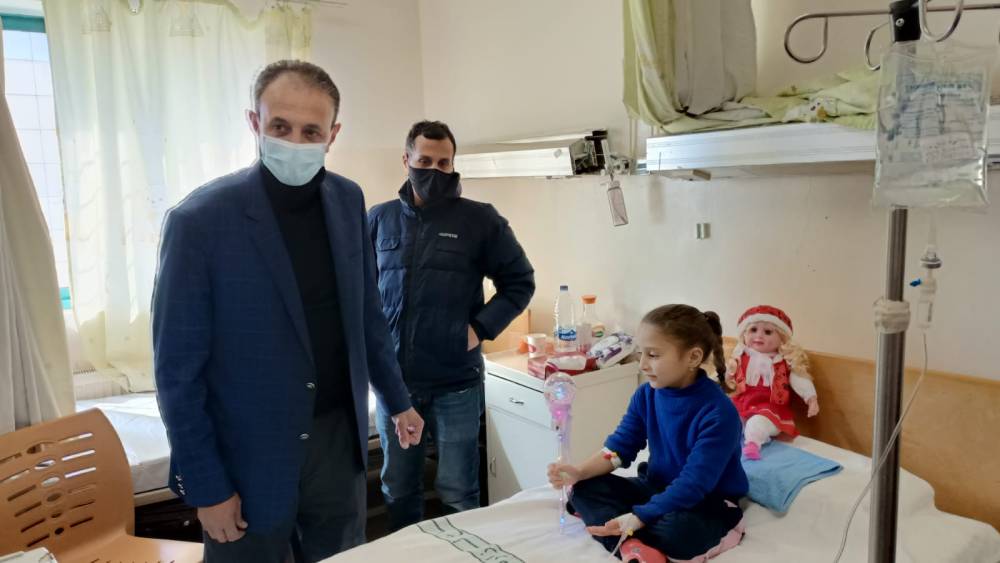 شرطة المفرق تزور الأطفال المرضى في المستشفى وتقدم لهم الهدايا بمناسبة عيد ميلاد الملك