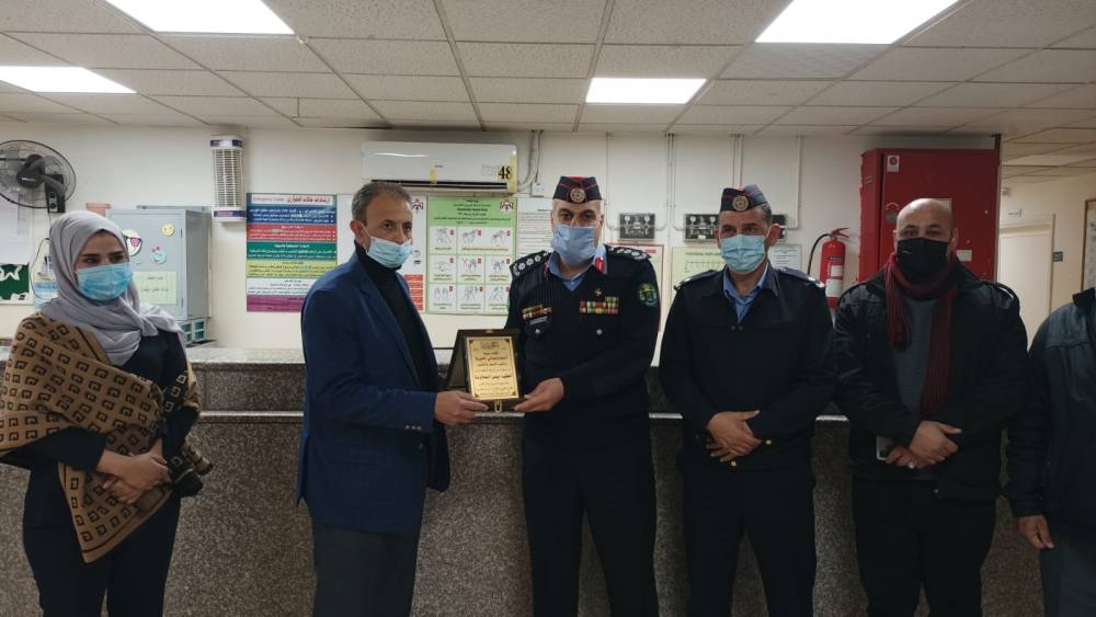 شرطة المفرق تزور الأطفال المرضى في المستشفى وتقدم لهم الهدايا بمناسبة عيد ميلاد الملك
