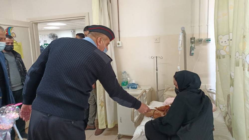 شرطة المفرق تزور الأطفال المرضى في المستشفى وتقدم لهم الهدايا بمناسبة عيد ميلاد الملك