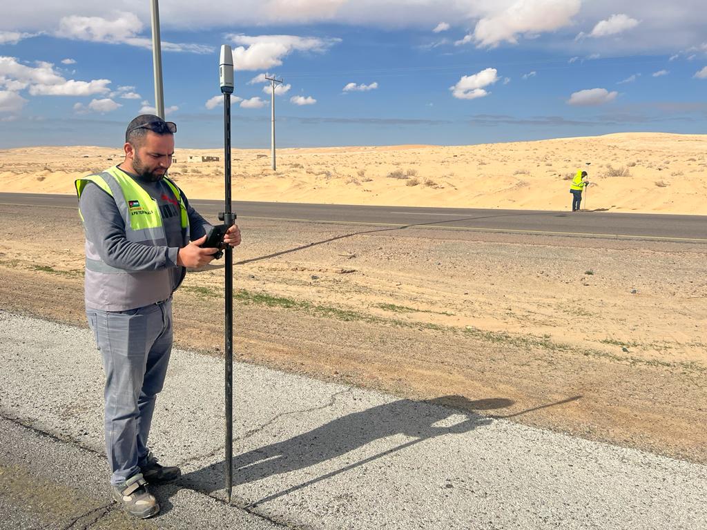 الأشغال تباشر بتجهيز التحويلات المرورية على اجزاء الطريق الصحراوي المنوي إعادة تأهيلها