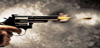 العثور على ستيني مصاب بعيار ناري وبجانبه سلاح داخل مركبته في عمان