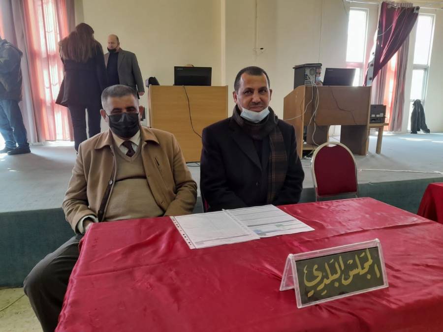 لجنة انتخابات مادبا تجري  تجربه حيه للتسجيل بجميع مراحله