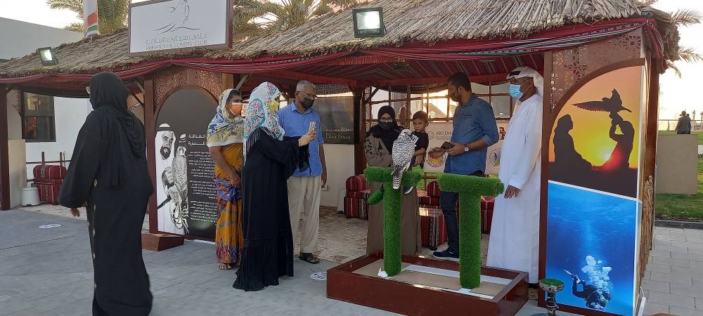 نادي صقاري الإمارات يستقطب زوار مهرجان الشيخ زايد