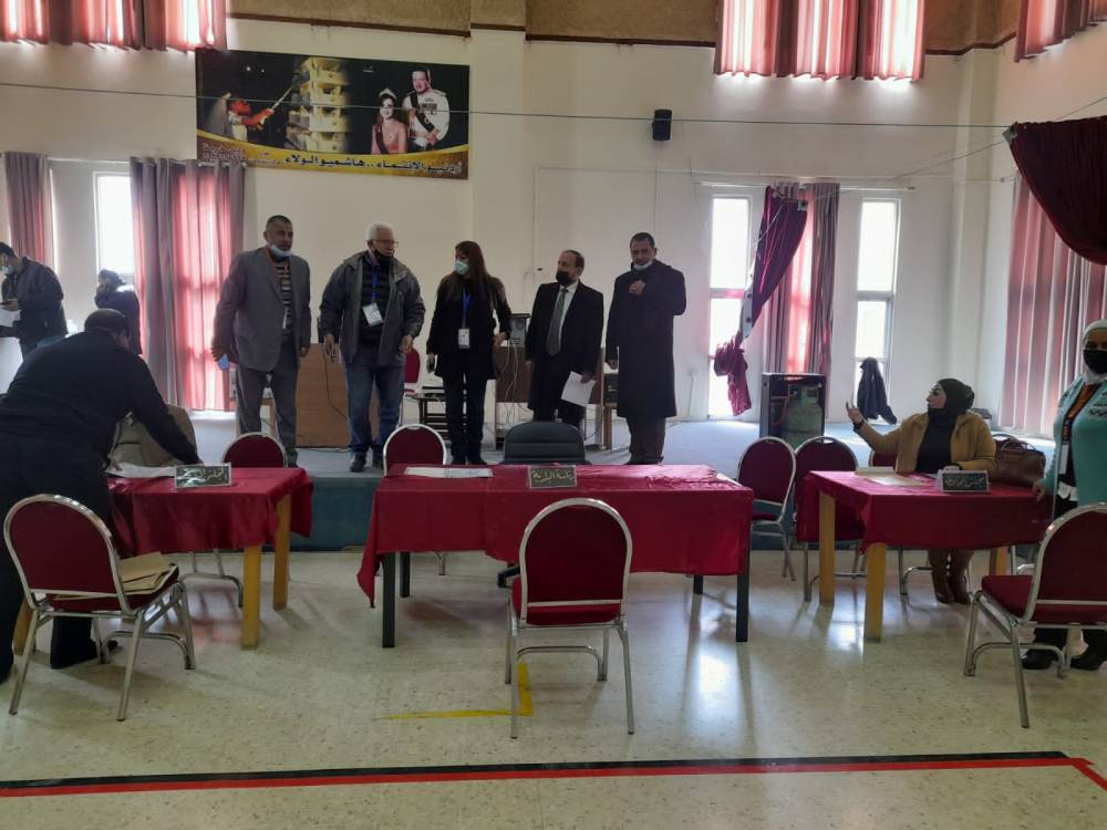 لجنة انتخابات مادبا تجري  تجربه حيه للتسجيل بجميع مراحله 