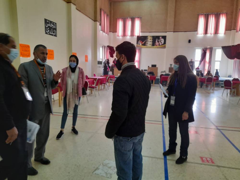 لجنة انتخابات مادبا تجري  تجربه حيه للتسجيل بجميع مراحله 