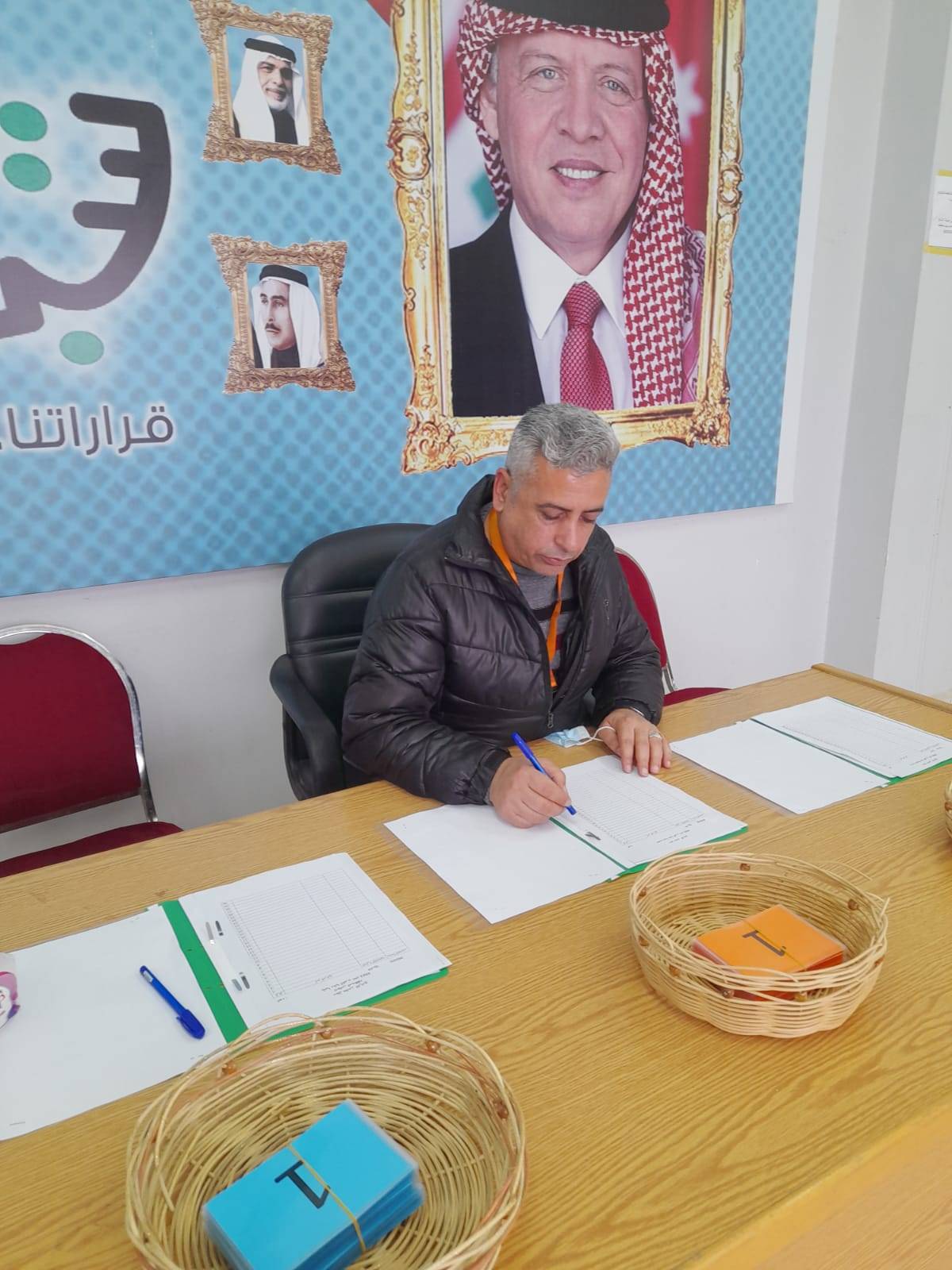 لجنة انتخابات مادبا تجري  تجربه حيه للتسجيل بجميع مراحله 