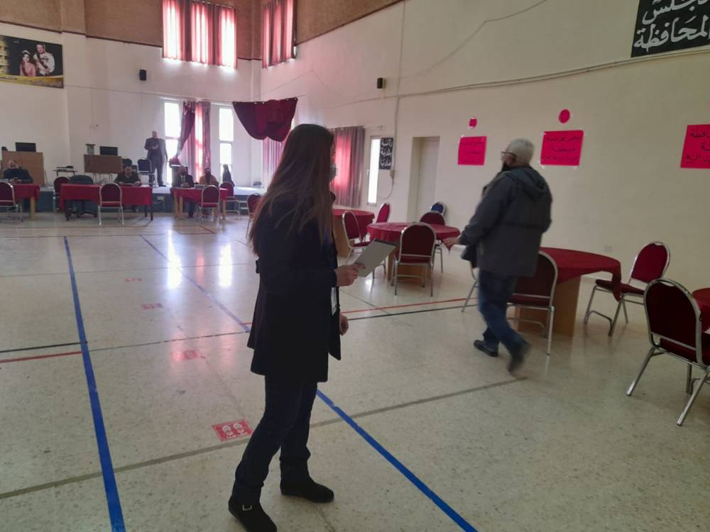 لجنة انتخابات مادبا تجري  تجربه حيه للتسجيل بجميع مراحله 