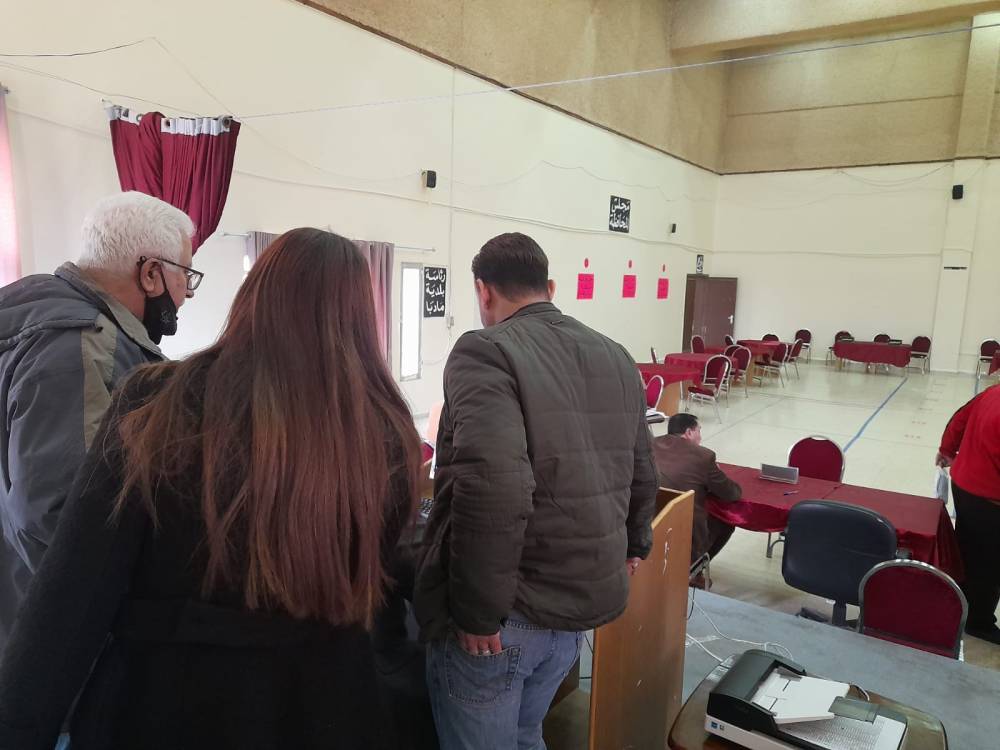 لجنة انتخابات مادبا تجري  تجربه حيه للتسجيل بجميع مراحله 