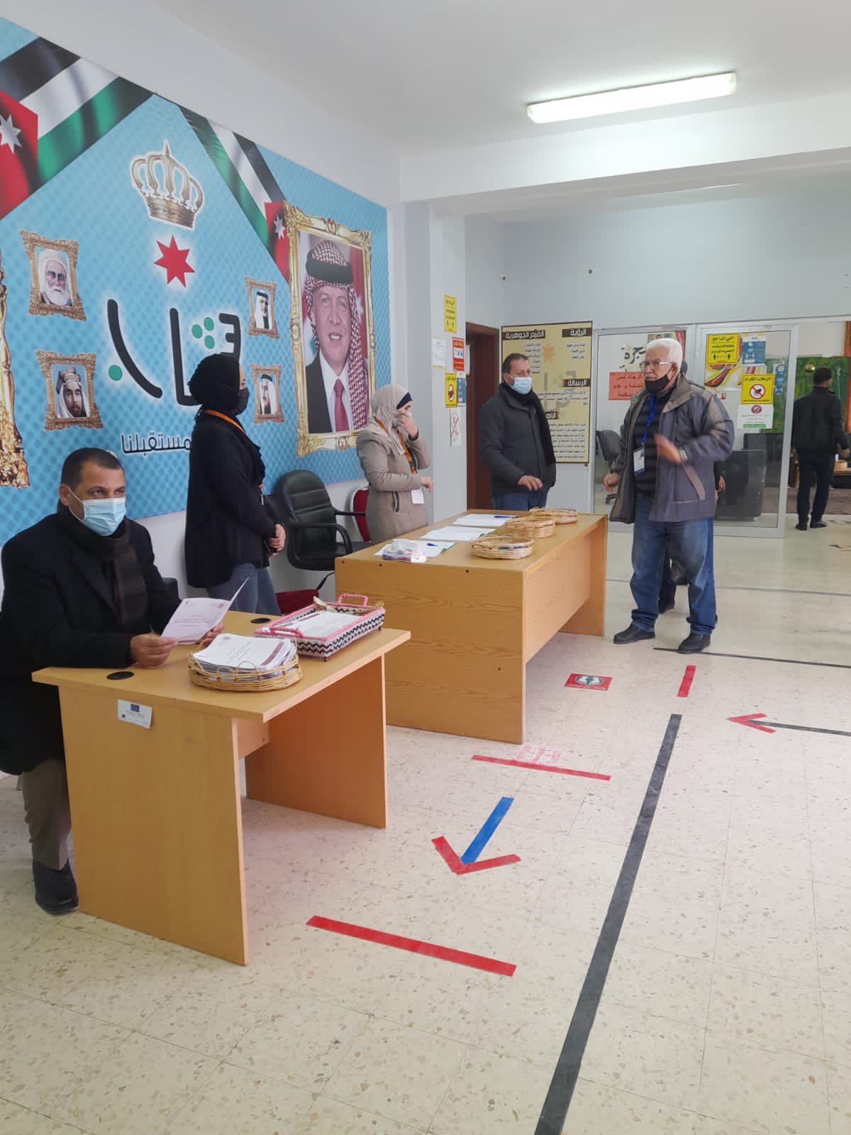 لجنة انتخابات مادبا تجري  تجربه حيه للتسجيل بجميع مراحله 