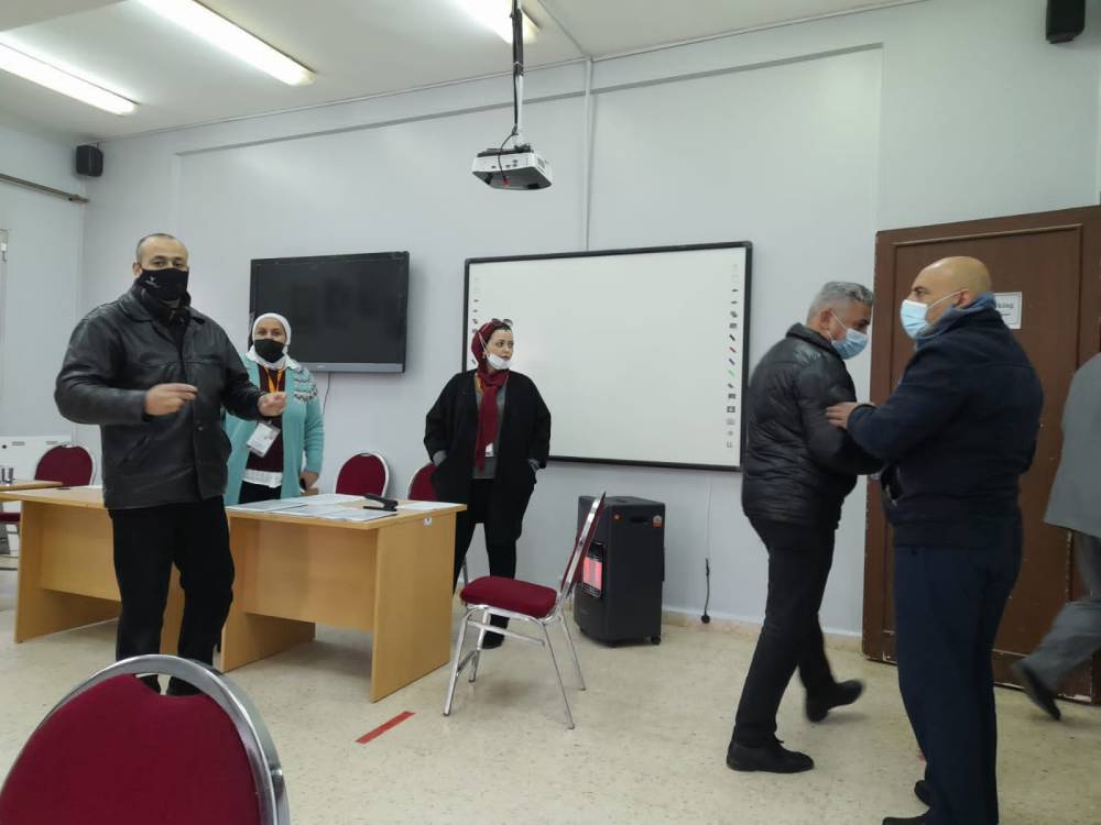 لجنة انتخابات مادبا تجري  تجربه حيه للتسجيل بجميع مراحله 