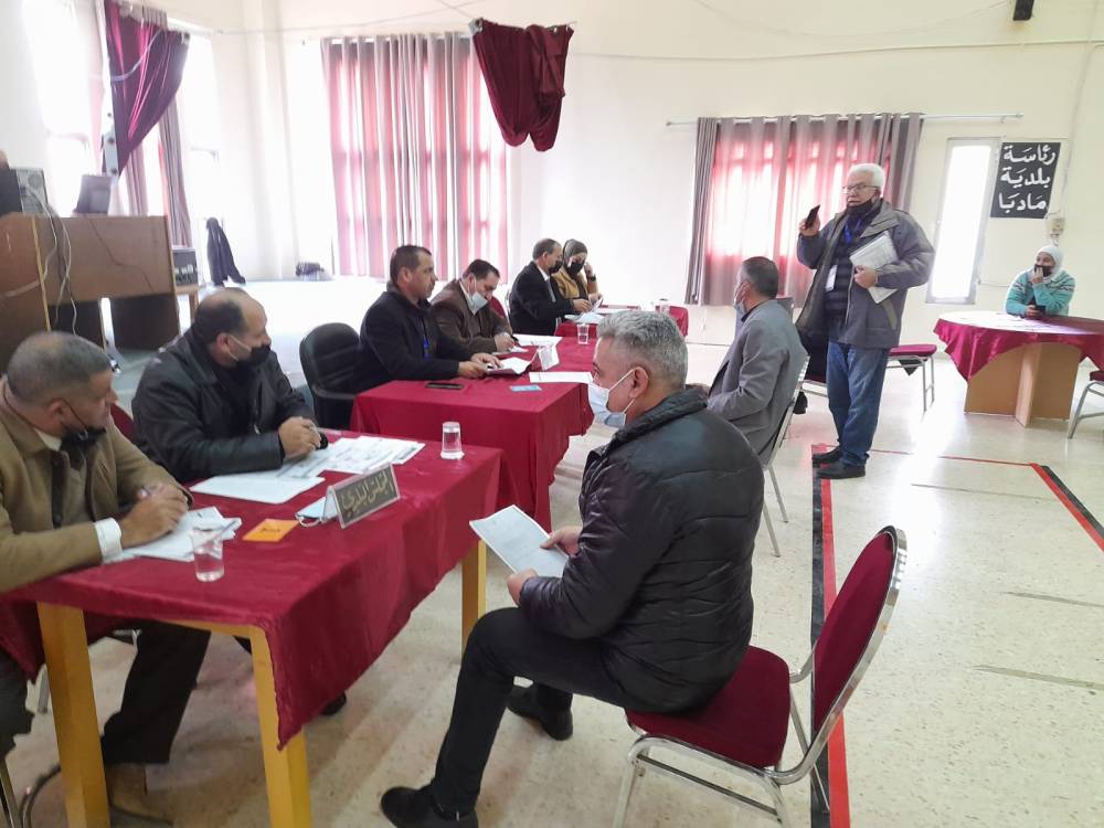 لجنة انتخابات مادبا تجري  تجربه حيه للتسجيل بجميع مراحله 