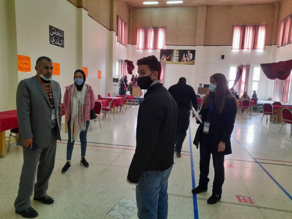 لجنة انتخابات مادبا تجري  تجربه حيه للتسجيل بجميع مراحله 