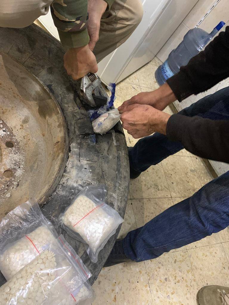 مكافحة المخدرات : إحباط تهريب مليون حبة مخدرة داخل إطارات مركبات عبر أحد المعابر الحدودية  