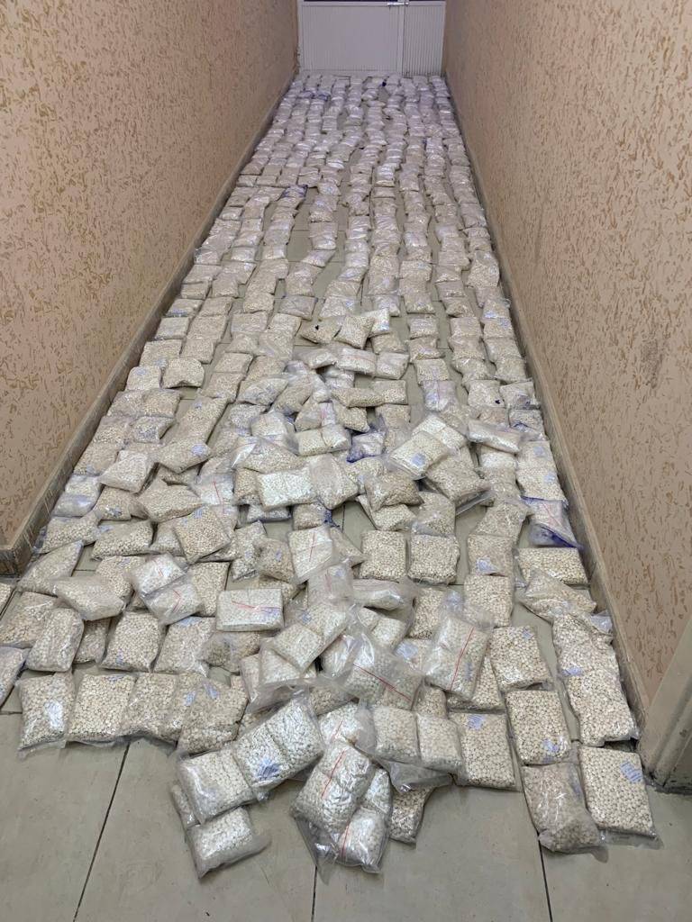 مكافحة المخدرات : إحباط تهريب مليون حبة مخدرة داخل إطارات مركبات عبر أحد المعابر الحدودية  