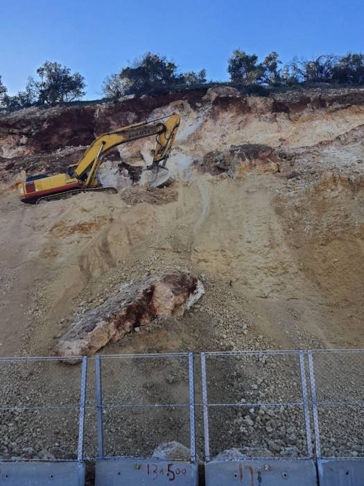 الاشغال: إزالة الصخرة المعرضة للانهيار على شارع الستين في السلط وإعادة فتح مسرب من الطريق