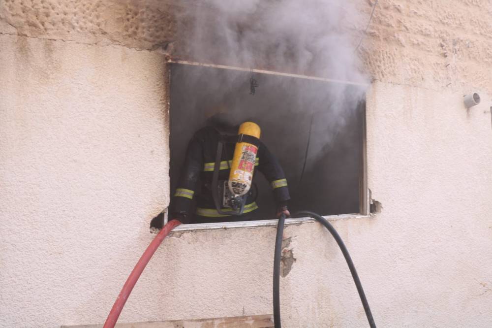 الدفاع المدني يخمد حريق مستودع داخل إحدى العمارات ويخلي ساكنيها بسرعة استجابة حالت دون وقوع إصابات 