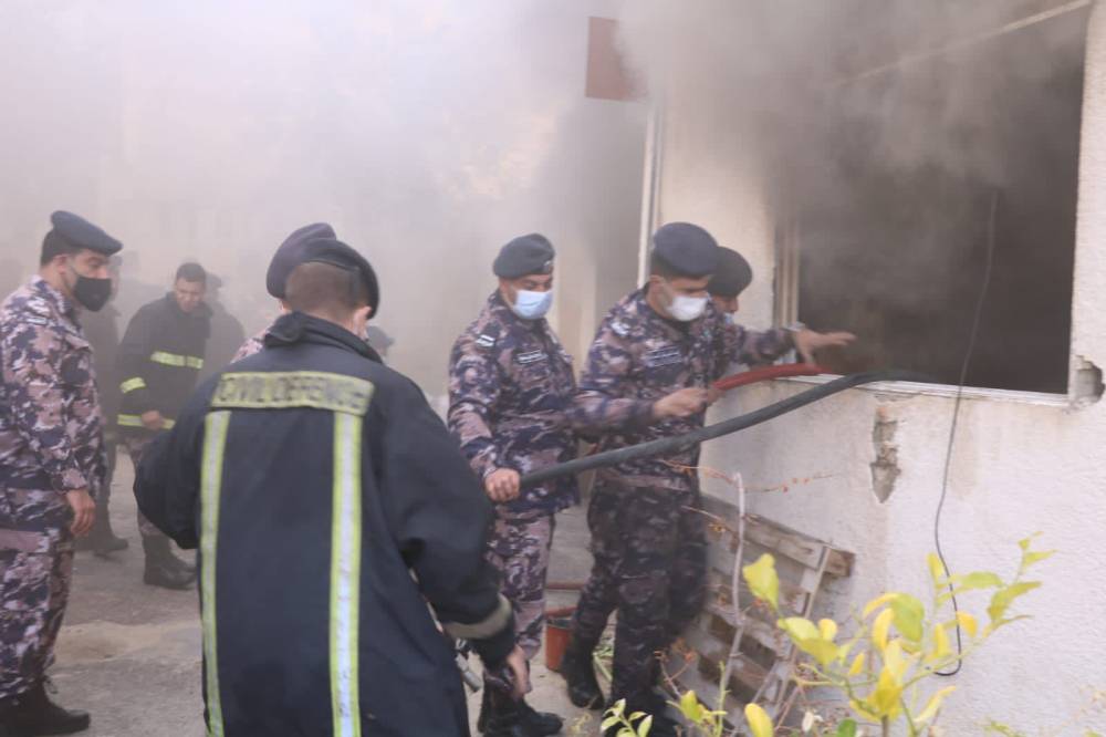 الدفاع المدني يخمد حريق مستودع داخل إحدى العمارات ويخلي ساكنيها بسرعة استجابة حالت دون وقوع إصابات 