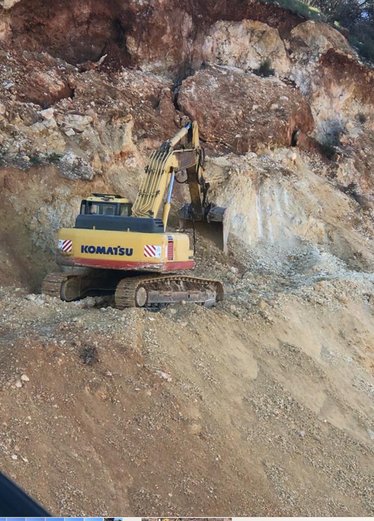 الاشغال: إزالة الصخرة المعرضة للانهيار على شارع الستين في السلط وإعادة فتح مسرب من الطريق