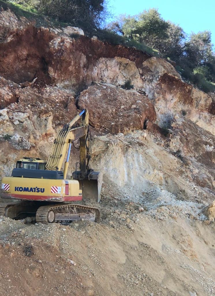 الاشغال: إزالة الصخرة المعرضة للانهيار على شارع الستين في السلط وإعادة فتح مسرب من الطريق