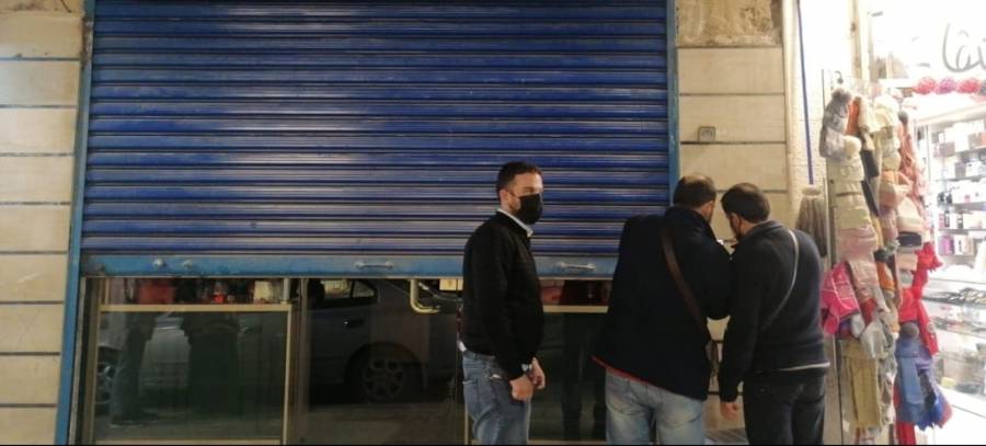 الزرقاء : إغلاق منشأة تجارية إثر ضبط موظفة تعمل داخل المنشأة مصابة بفيروس كورونا
