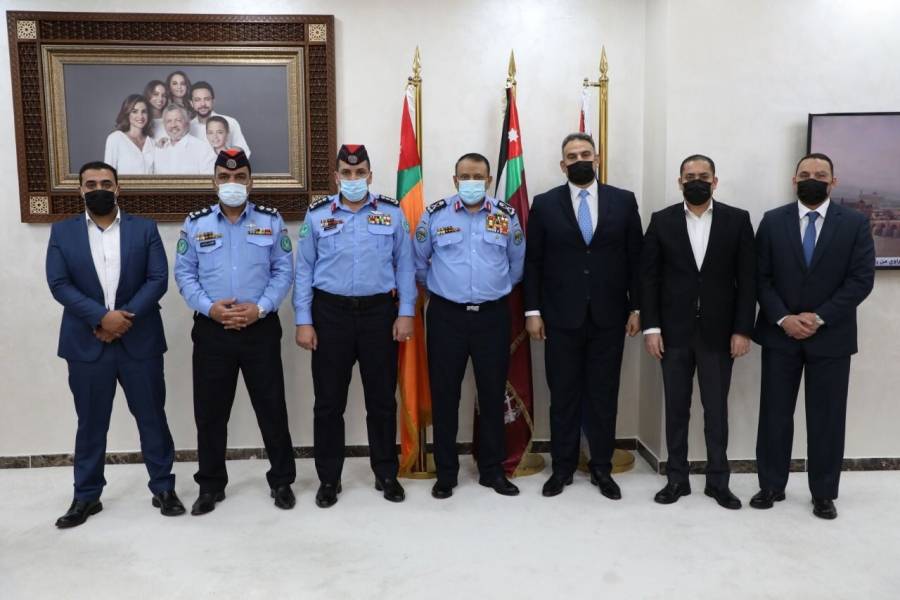 مدير الأمن العام يكرم عددا من المرتبات لجهودهم المتميزة .