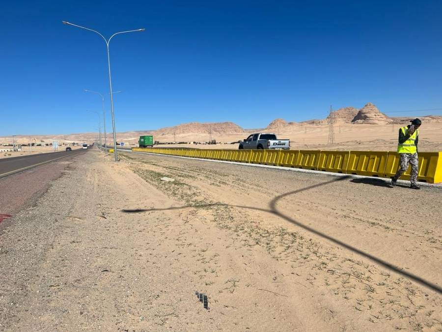 الاشغال تباشر العمل على توسعة الكتف الداخلي للتحويلة المبدئية على الطريق الصحراوي