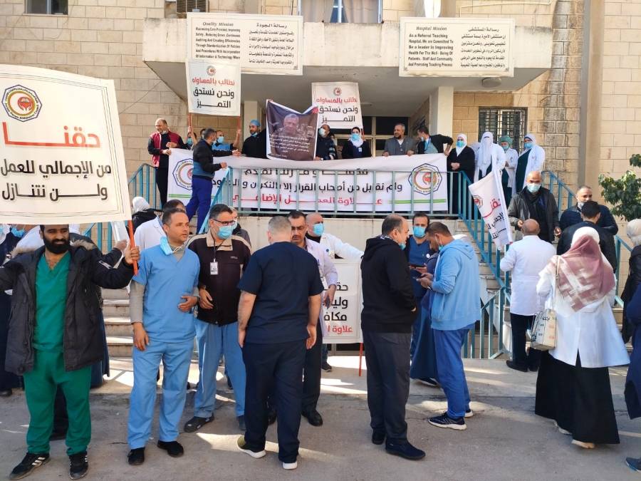وقفات احتجاجية للمطالبة برفع علاوة العمل الاضافي للممرضين في وزارة الصحة