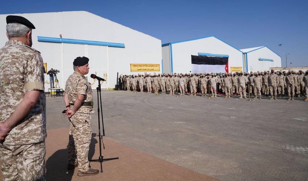 الملك يزور واجهة المنطقة العسكرية الشرقية ويحيي عبر أثير الجهاز اللاسلكي مرتبات المنطقة .. فيديو 