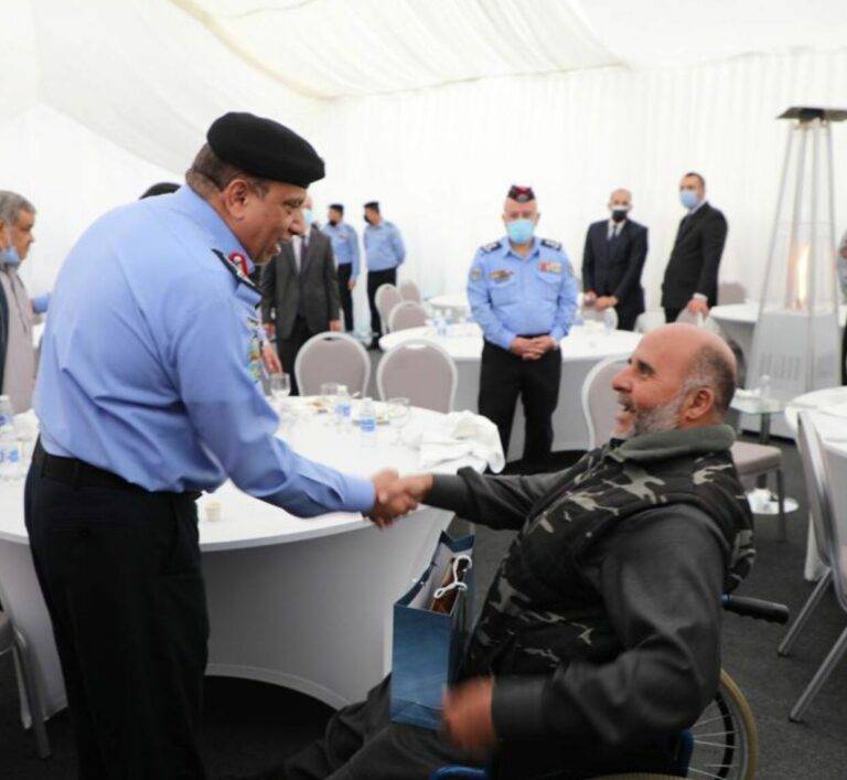 اللواء الحواتمة يكرم عدداً من المصابين المتقاعدين