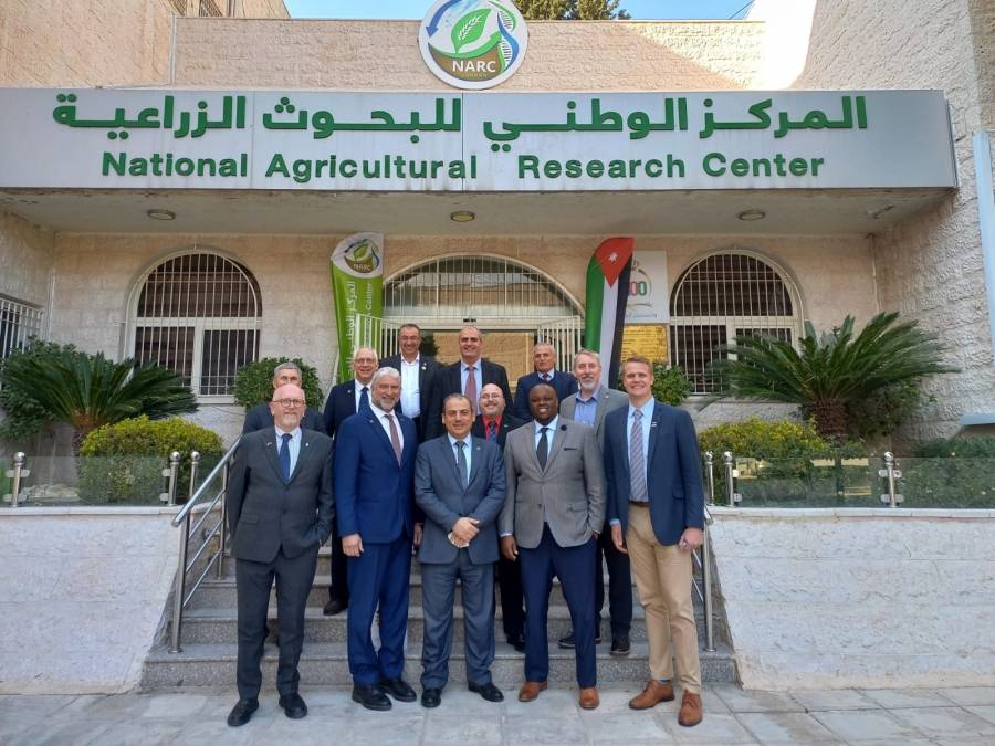 وفد أمريكي رفيع المستوى يزور البحوث الزراعية