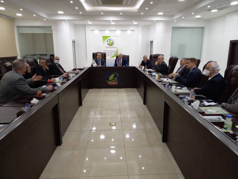 وفد أمريكي رفيع المستوى يزور البحوث الزراعية 