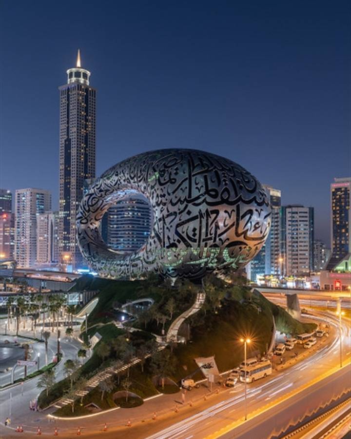 روبوتات وذكاء اصطناعي وأذرع آلية.. حلول تكنولوجية متقدمة تشارك في إبداع الواجهة الفريدة لـ متحف المستقبل