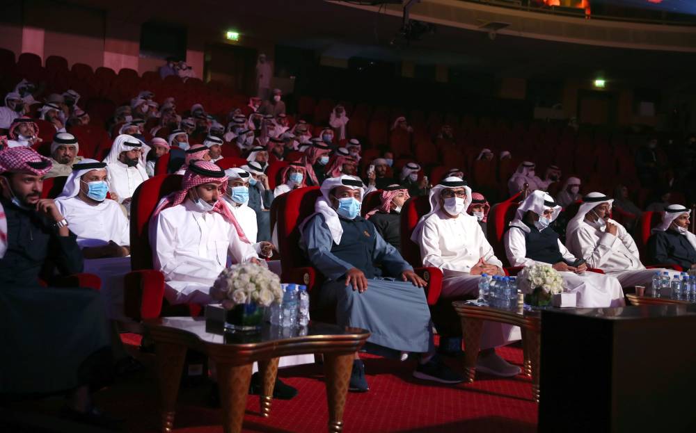 شاعر المليون .. حكايات القوافي تغرد على شاطئ الراحة بأبوظبي في الأمسية المباشرة الحادية عشرة