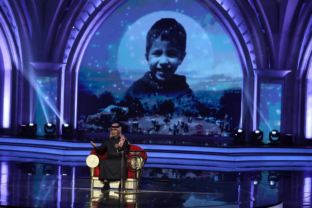 شاعر المليون .. حكايات القوافي تغرد على شاطئ الراحة بأبوظبي في الأمسية المباشرة الحادية عشرة