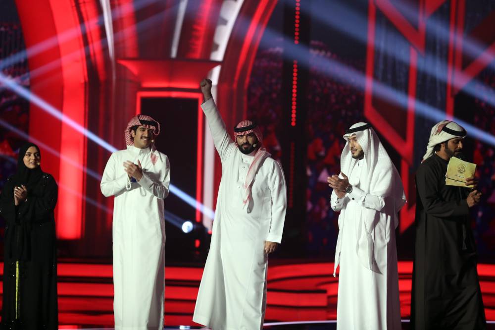 شاعر المليون .. حكايات القوافي تغرد على شاطئ الراحة بأبوظبي في الأمسية المباشرة الحادية عشرة