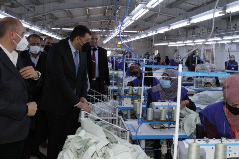 وزير العمل يفتتح مصنعا في الشوبك يوفر 200 فرصة عمل