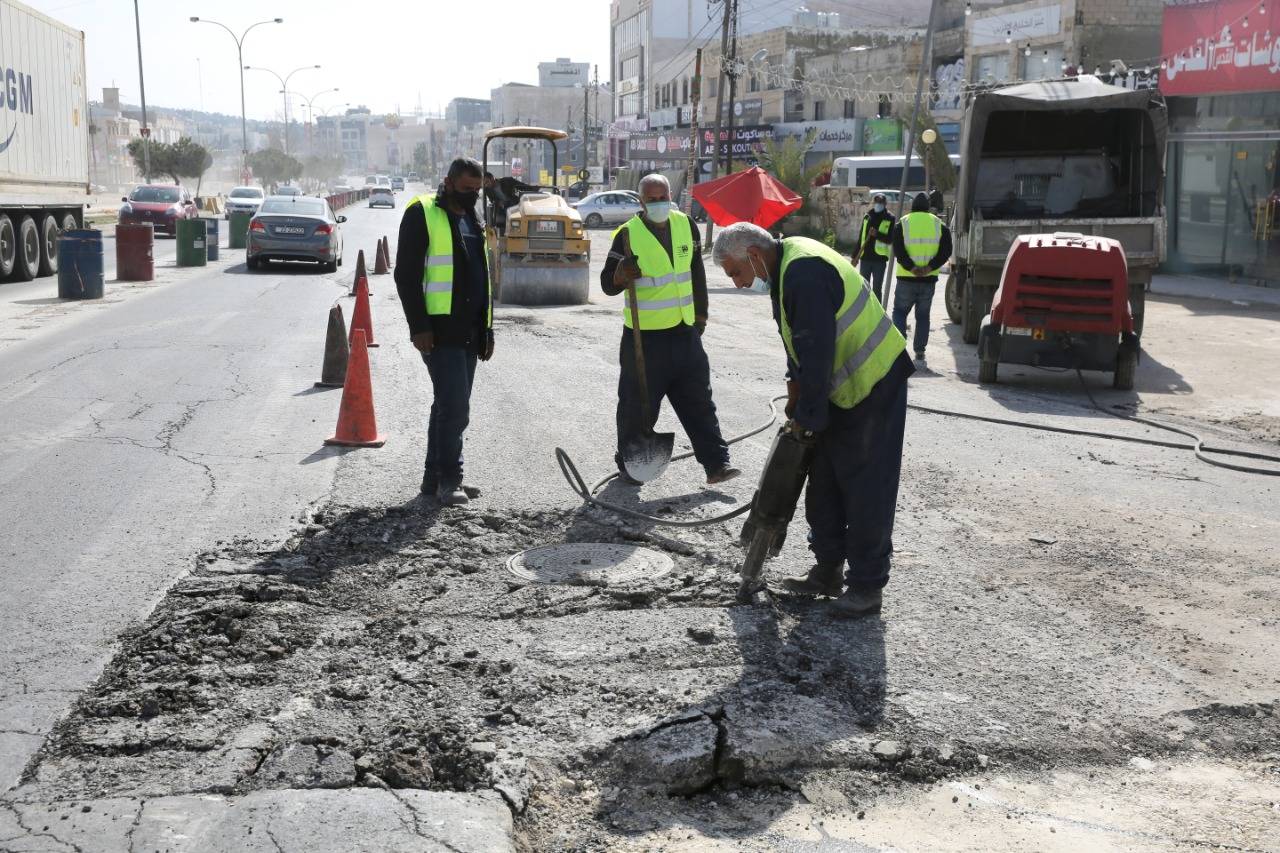 الأمانة تنفذ تعبيد وصيانة للشوارع الرئيسية  في عدد من المواقع  بالعاصمة عمان