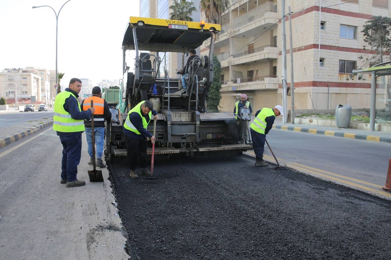 الأمانة تنفذ تعبيد وصيانة للشوارع الرئيسية  في عدد من المواقع  بالعاصمة عمان
