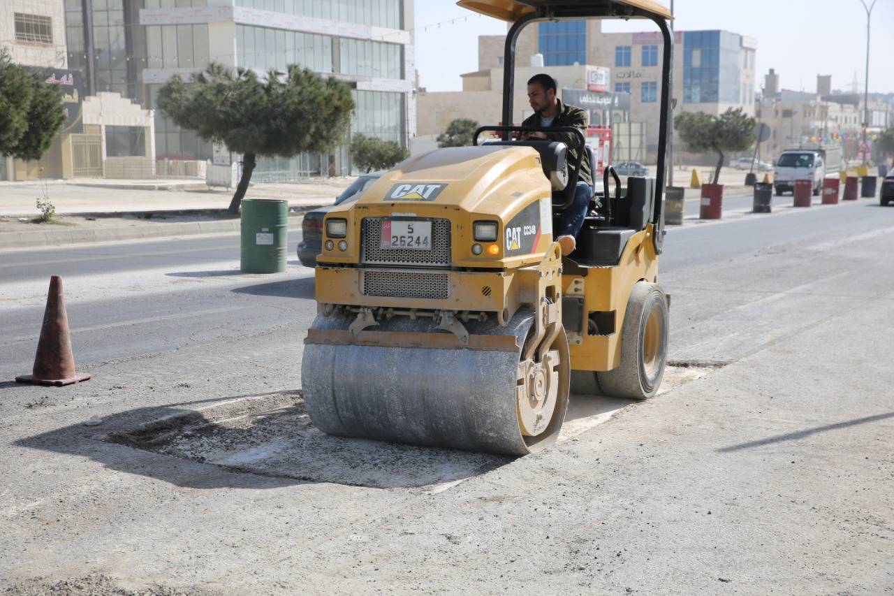 الأمانة تنفذ تعبيد وصيانة للشوارع الرئيسية  في عدد من المواقع  بالعاصمة عمان