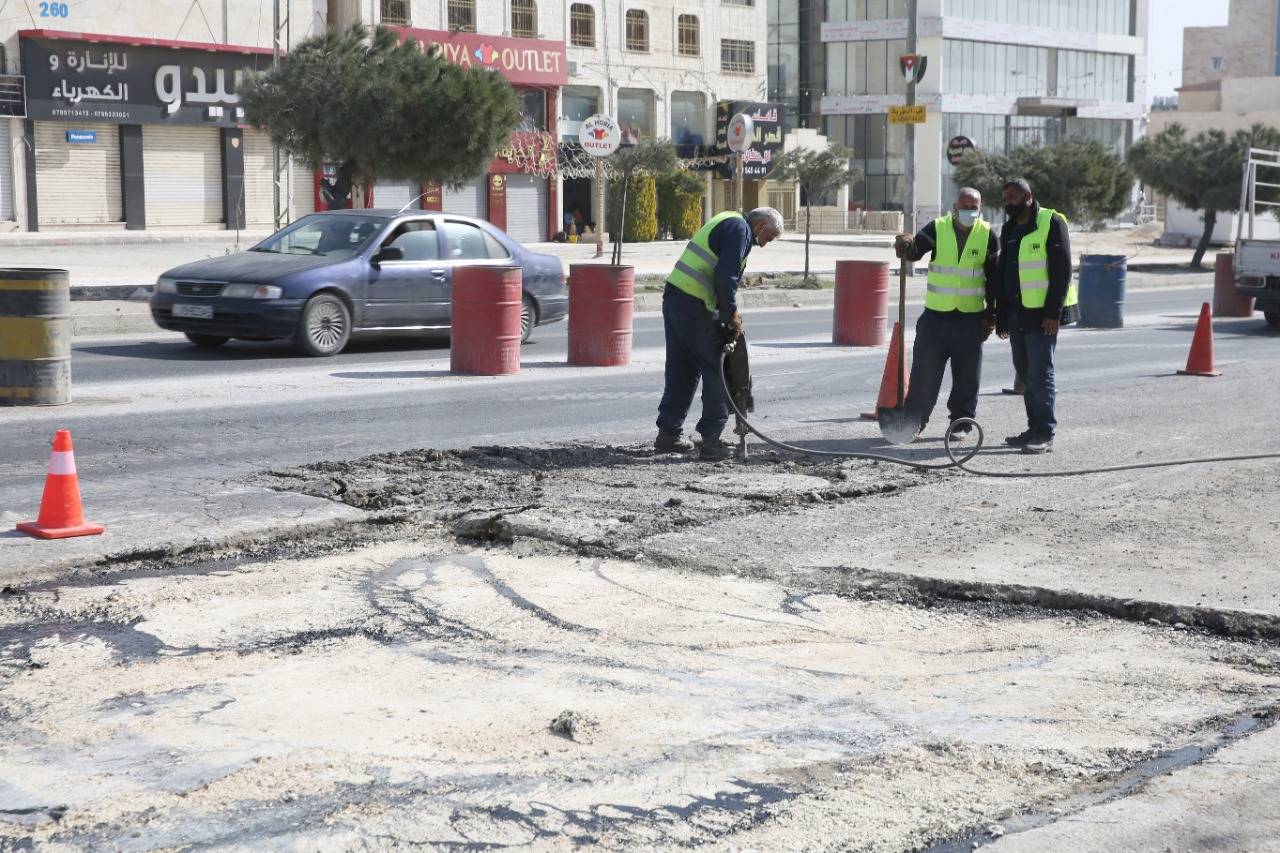 الأمانة تنفذ تعبيد وصيانة للشوارع الرئيسية  في عدد من المواقع  بالعاصمة عمان