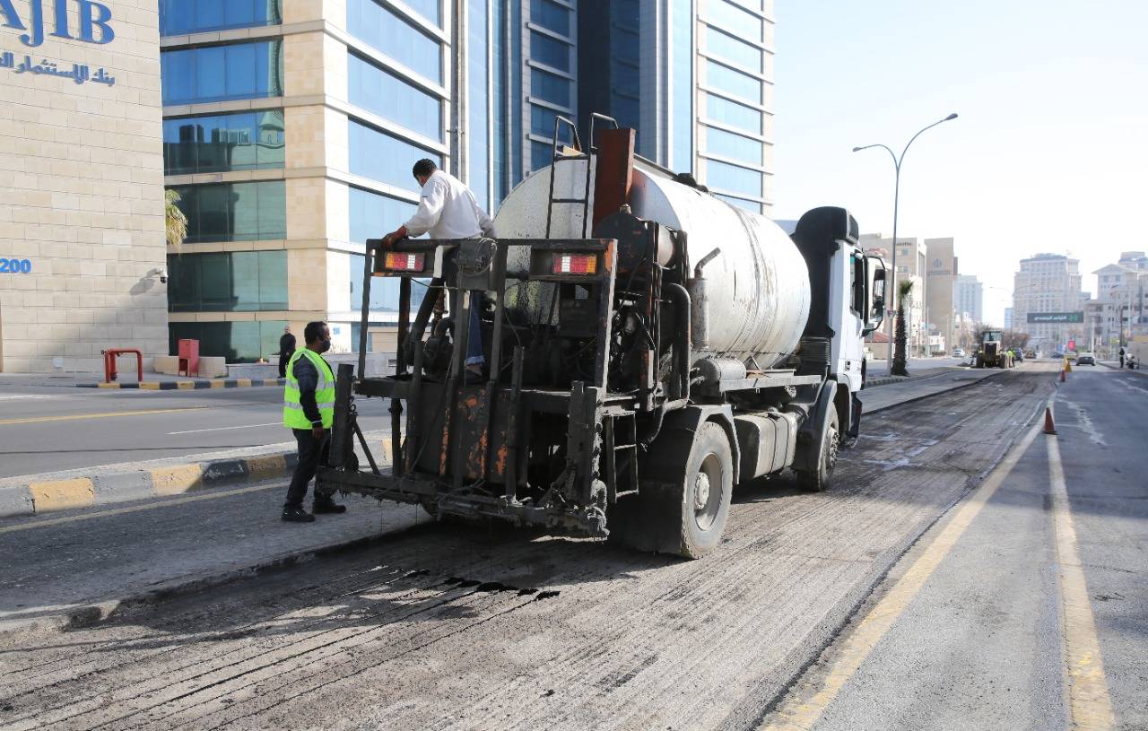 الأمانة تنفذ تعبيد وصيانة للشوارع الرئيسية  في عدد من المواقع  بالعاصمة عمان