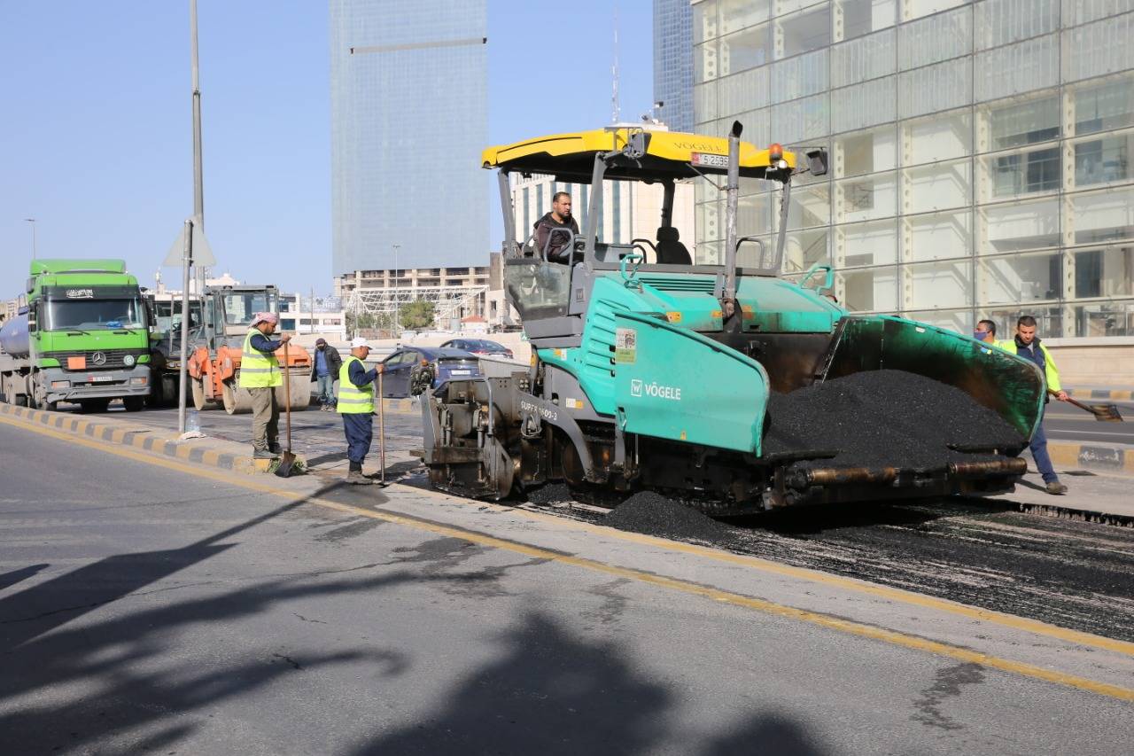 الأمانة تنفذ تعبيد وصيانة للشوارع الرئيسية  في عدد من المواقع  بالعاصمة عمان