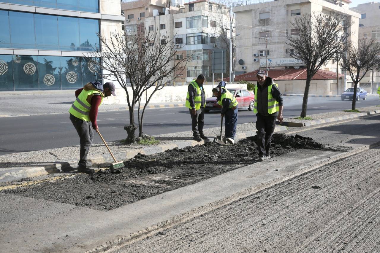 الأمانة تنفذ تعبيد وصيانة للشوارع الرئيسية  في عدد من المواقع  بالعاصمة عمان