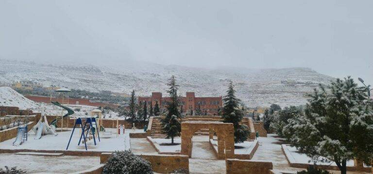 الثلوج تغلق طرقا في مرتفعات البترا