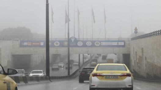 أجواء باردة وغائمة جزئياً مع بقاء فرصة لهطول زخات من المطر