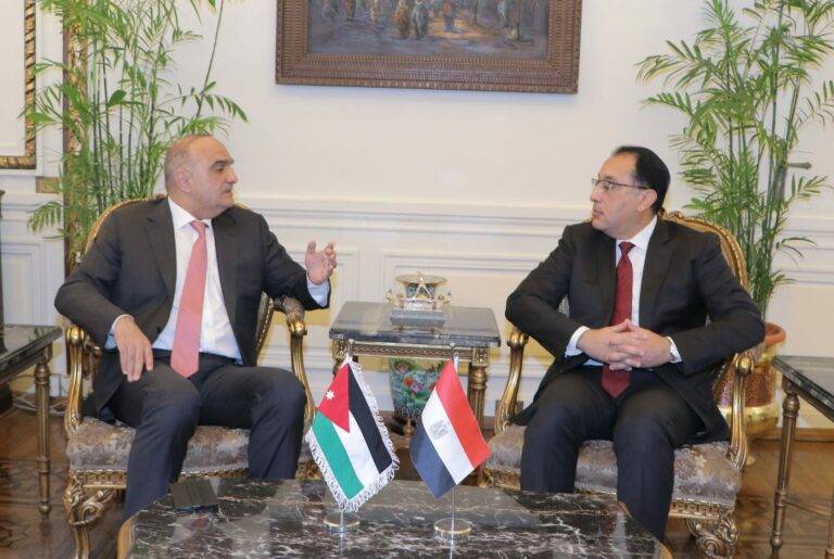 رئيس الوزراء يبدأ زيارة رسمية إلى مصر