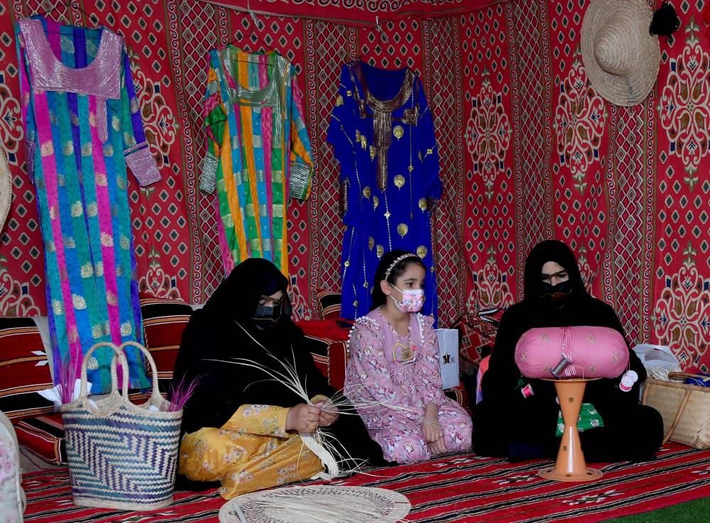 نادي تراث الإمارات يشارك في مهرجان المبزرة بالعين