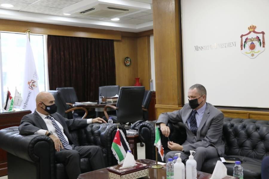 وزير الاستثمار يلتقي السفير الايرلندي لدى المملكة